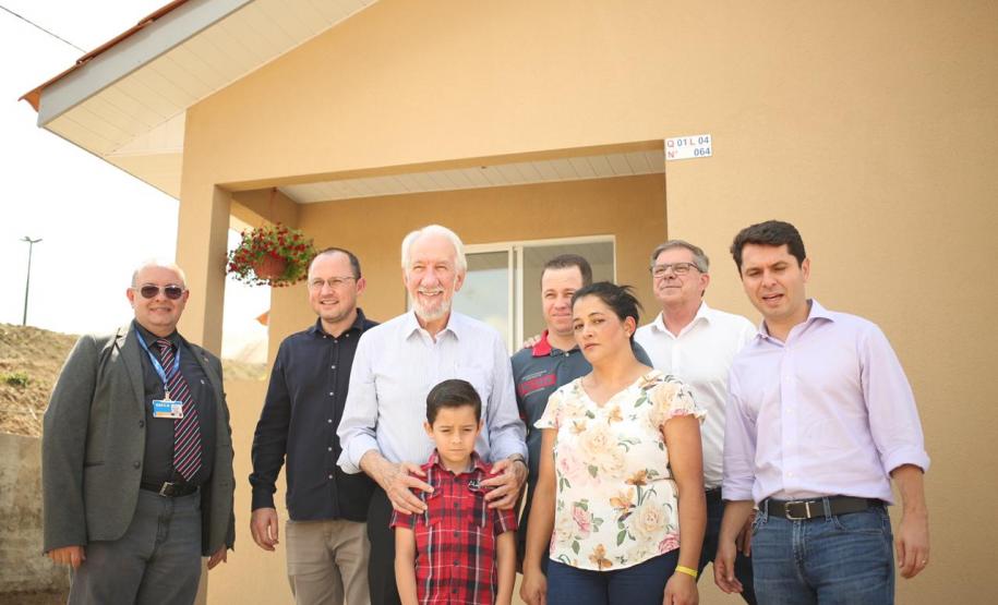 Famílias de Rio Azul recebem as chaves da casa própria