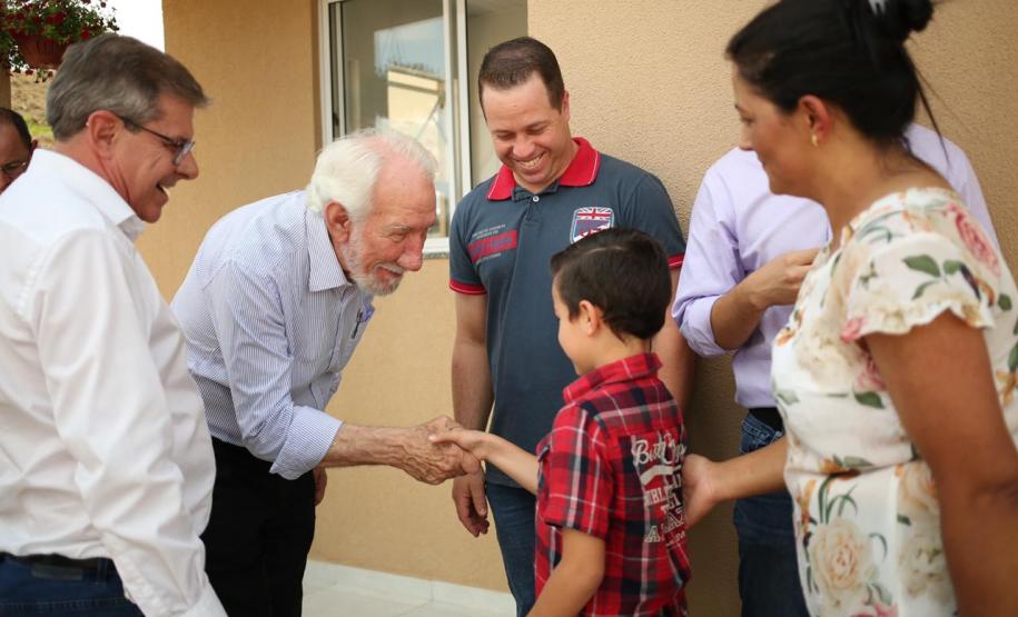 Famílias de Rio Azul recebem as chaves da casa própria