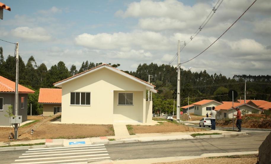 Famílias de Rio Azul recebem as chaves da casa própria