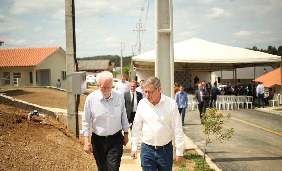 Famílias de Rio Azul recebem as chaves da casa própria