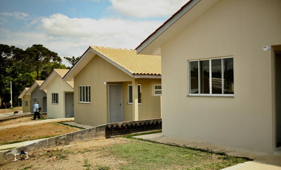 Famílias de Rio Azul recebem as chaves da casa própria