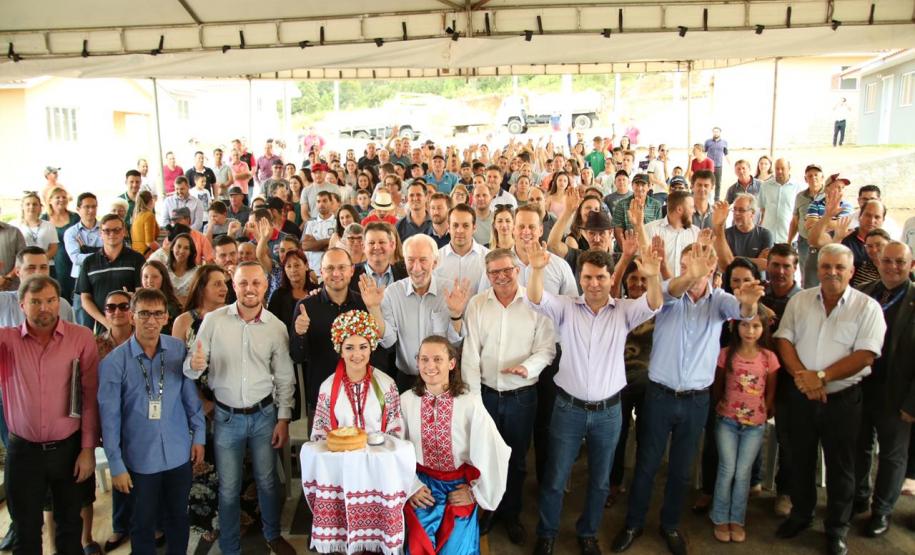 Famílias de Rio Azul recebem as chaves da casa própria