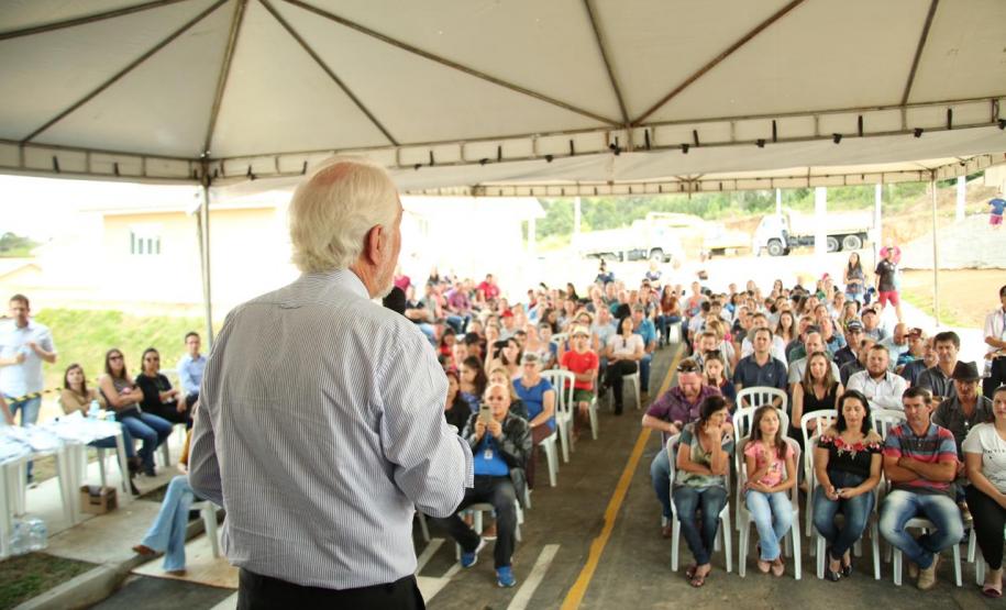 Famílias de Rio Azul recebem as chaves da casa própria