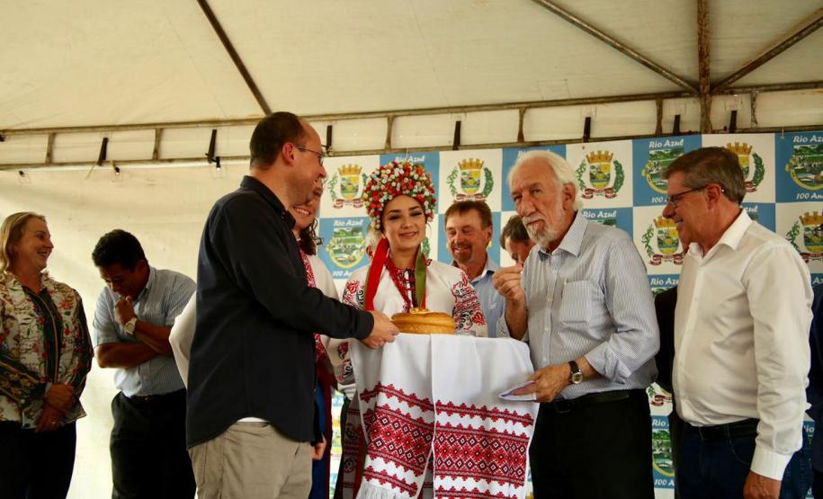 Famílias de Rio Azul recebem as chaves da casa própria