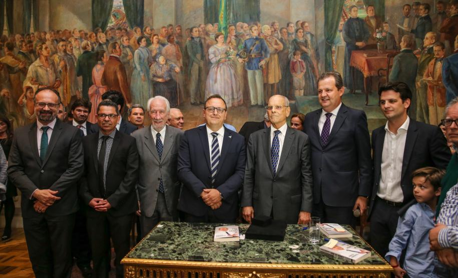 Paulo Pimentel recebe homenagem de universidades estaduais