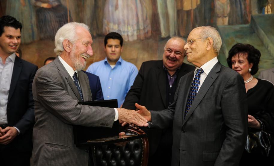 Paulo Pimentel recebe homenagem de universidades estaduais