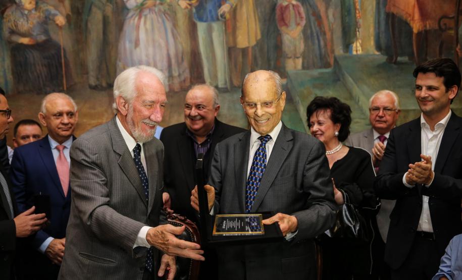 Paulo Pimentel recebe homenagem de universidades estaduais