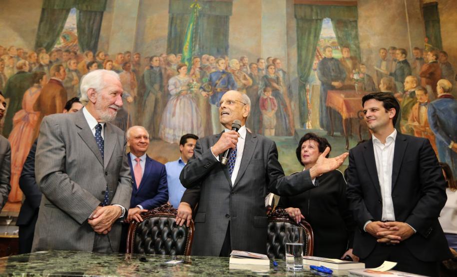 Paulo Pimentel recebe homenagem de universidades estaduais