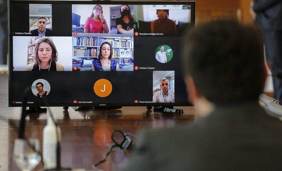 Governo e Klabin discutem reforma de colégio em Telêmaco Borba