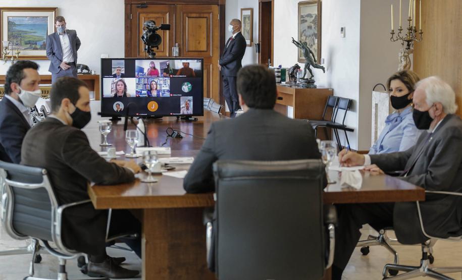 Governo e Klabin discutem reforma de colégio em Telêmaco Borba