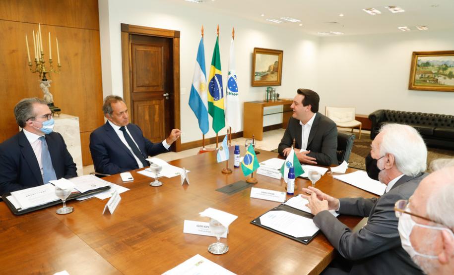 Governador apresenta corredor bioceânico a embaixador da Argentina