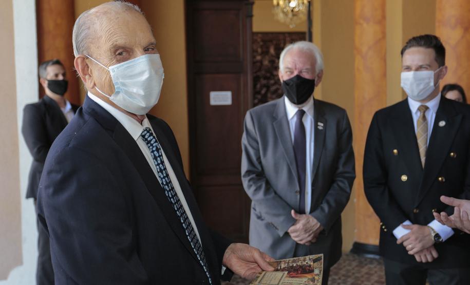 Vice-governador participa de homenagem a Paulo Pimentel