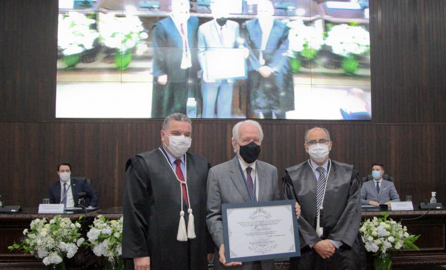 Darci Piana é agraciado com medalha “Distinção Judiciária” do TJPR