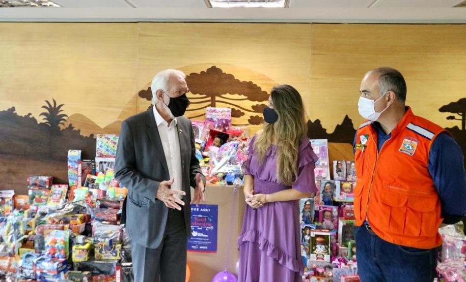 Natal Voluntário arrecada brinquedos e alimentos para instituições