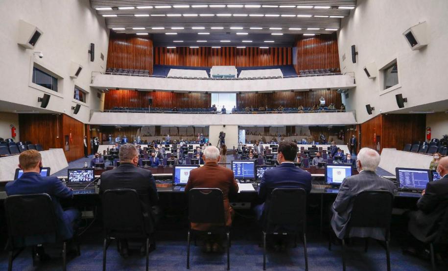 Nova Mesa Diretora é empossada na Assembleia Legislativa do Paraná