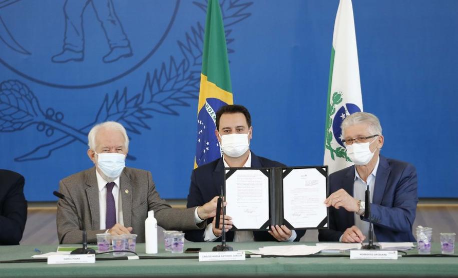 No lançamento, Banco do Agricultor Paranaense formaliza primeiros financiamentos