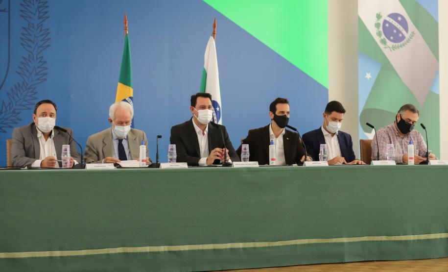 Paraná separa doses para vacinar mais de 32 mil trabalhadores da educação; veja divisão por regional