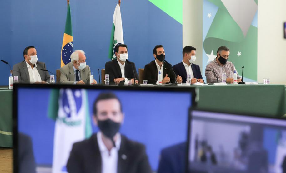 Paraná separa doses para vacinar mais de 32 mil trabalhadores da educação; veja divisão por regional