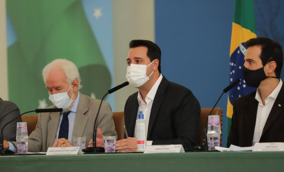 Paraná separa doses para vacinar mais de 32 mil trabalhadores da educação; veja divisão por regional