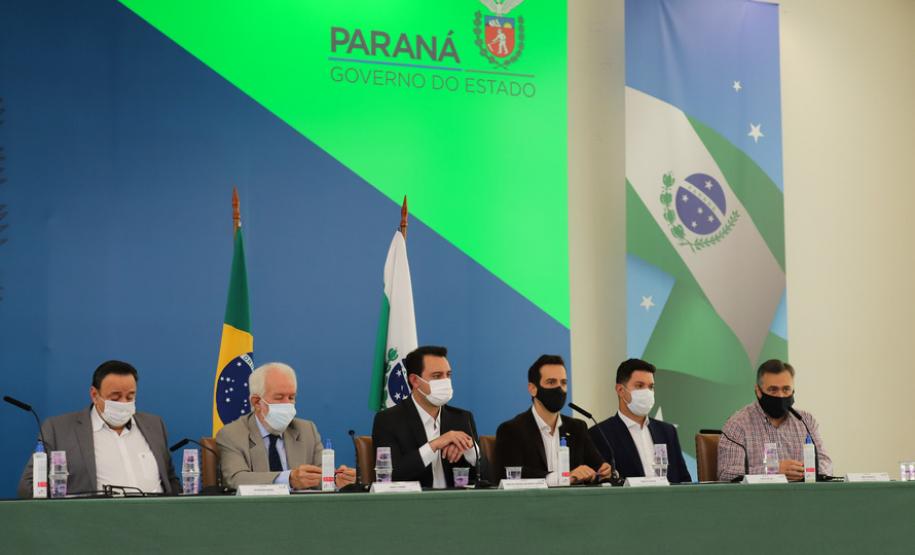 Paraná separa doses para vacinar mais de 32 mil trabalhadores da educação; veja divisão por regional