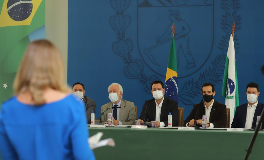 Paraná separa doses para vacinar mais de 32 mil trabalhadores da educação; veja divisão por regional