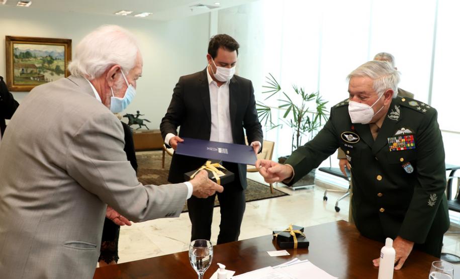 Governador apresenta ao presidente do Superior Tribunal Militar projeto da ESA em Ponta Grossa