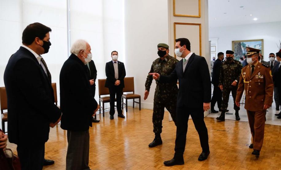 Governador recebe comandante do Exército e apresenta estrutura do Paraná para Escola de Sargentos