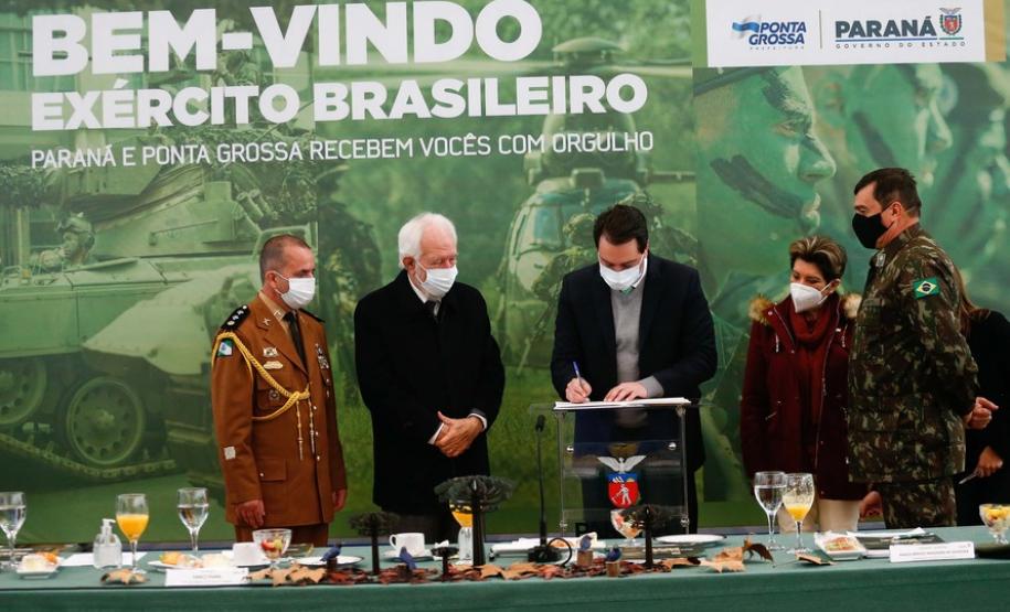 Governador recebe comandante do Exército e apresenta estrutura do Paraná para Escola de Sargentos