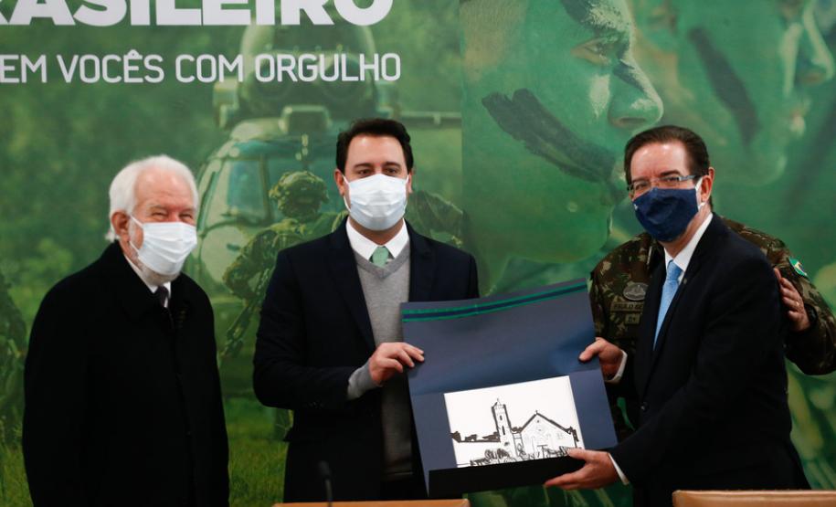 Governador recebe comandante do Exército e apresenta estrutura do Paraná para Escola de Sargentos