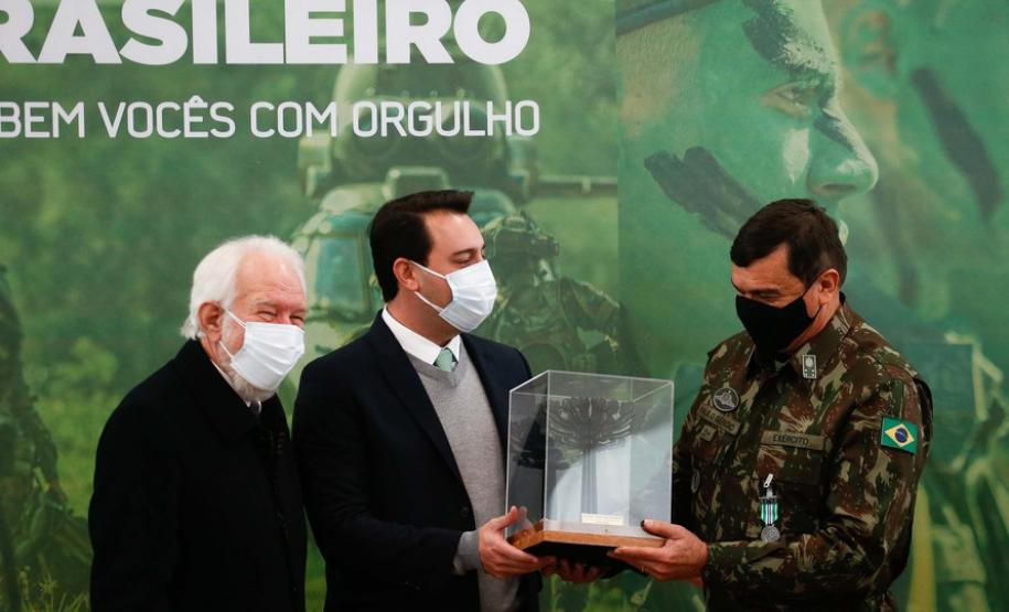 Governador recebe comandante do Exército e apresenta estrutura do Paraná para Escola de Sargentos
