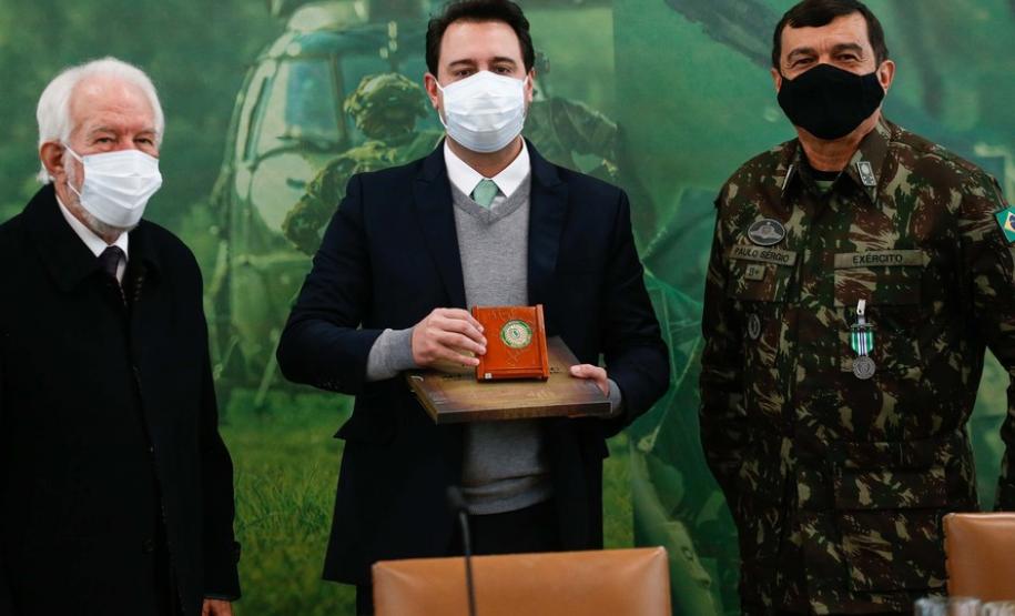 Governador recebe comandante do Exército e apresenta estrutura do Paraná para Escola de Sargentos