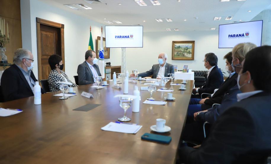 Estado recebe doação de 500 livros sobre plantio direto para os cursos de Agronomia