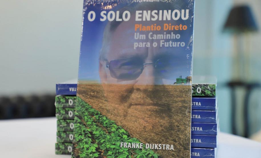 Estado recebe doação de 500 livros sobre plantio direto para os cursos de Agronomia