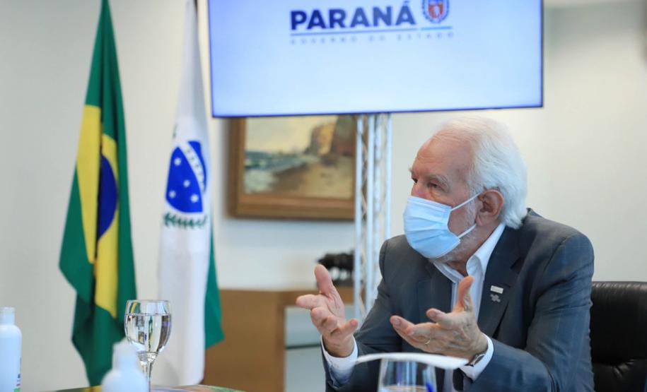 Estado recebe doação de 500 livros sobre plantio direto para os cursos de Agronomia