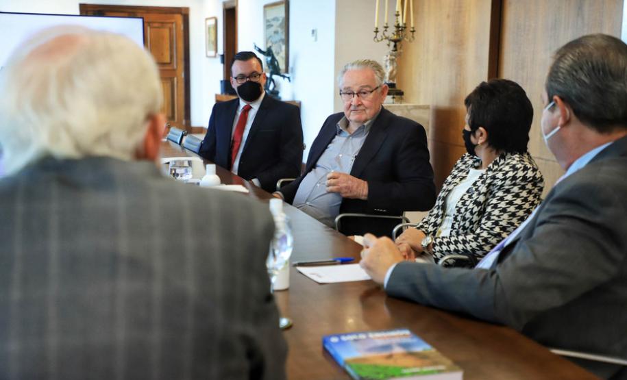 Estado recebe doação de 500 livros sobre plantio direto para os cursos de Agronomia
