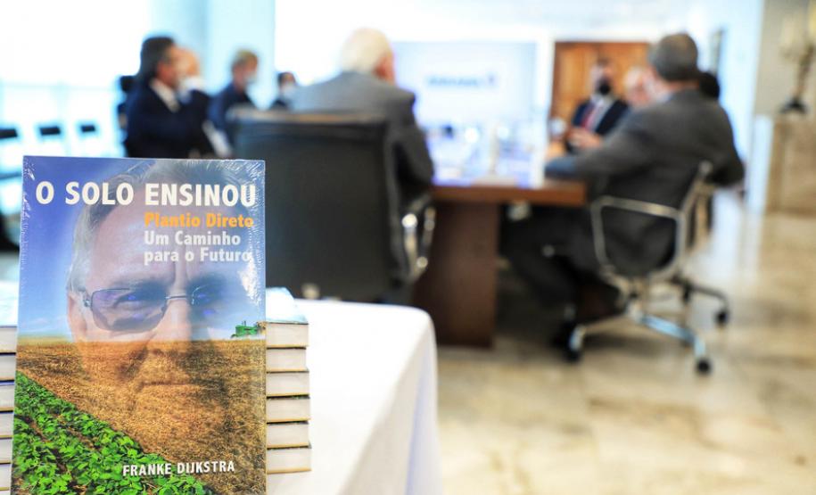 Estado recebe doação de 500 livros sobre plantio direto para os cursos de Agronomia