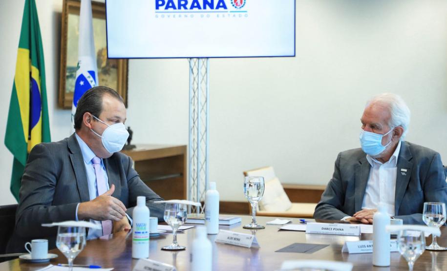 Estado recebe doação de 500 livros sobre plantio direto para os cursos de Agronomia