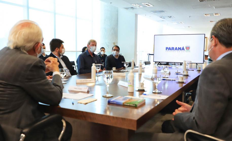 Estado recebe doação de 500 livros sobre plantio direto para os cursos de Agronomia