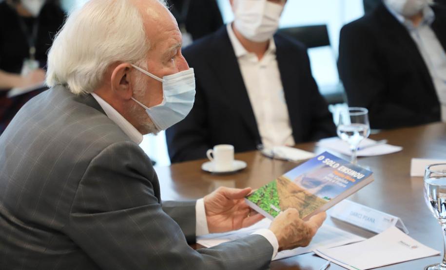 Estado recebe doação de 500 livros sobre plantio direto para os cursos de Agronomia