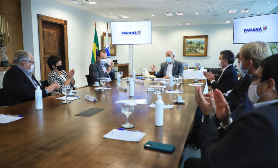 Estado recebe doação de 500 livros sobre plantio direto para os cursos de Agronomia