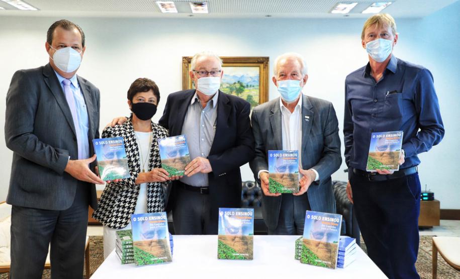 Estado recebe doação de 500 livros sobre plantio direto para os cursos de Agronomia