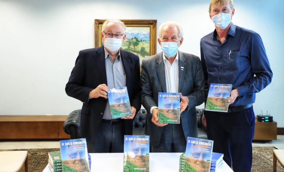 Estado recebe doação de 500 livros sobre plantio direto para os cursos de Agronomia