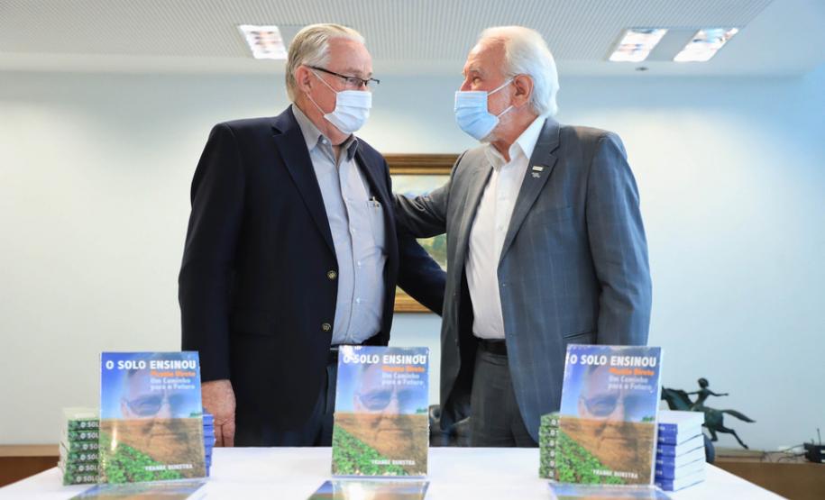 Estado recebe doação de 500 livros sobre plantio direto para os cursos de Agronomia