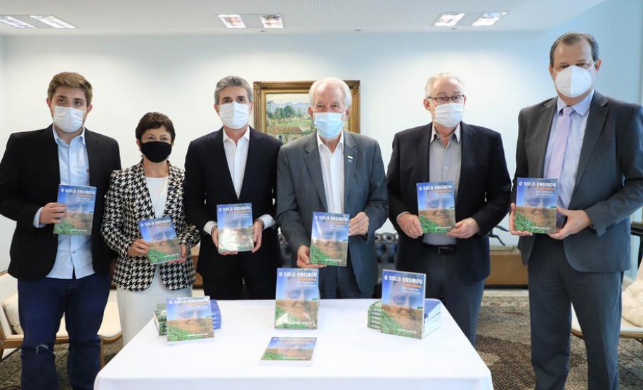 Estado recebe doação de 500 livros sobre plantio direto para os cursos de Agronomia