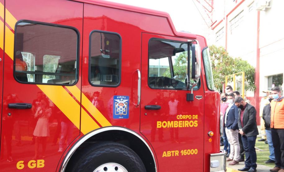 Caminhão de modelo americano é entregue ao Corpo de Bombeiros de São José dos Pinhais