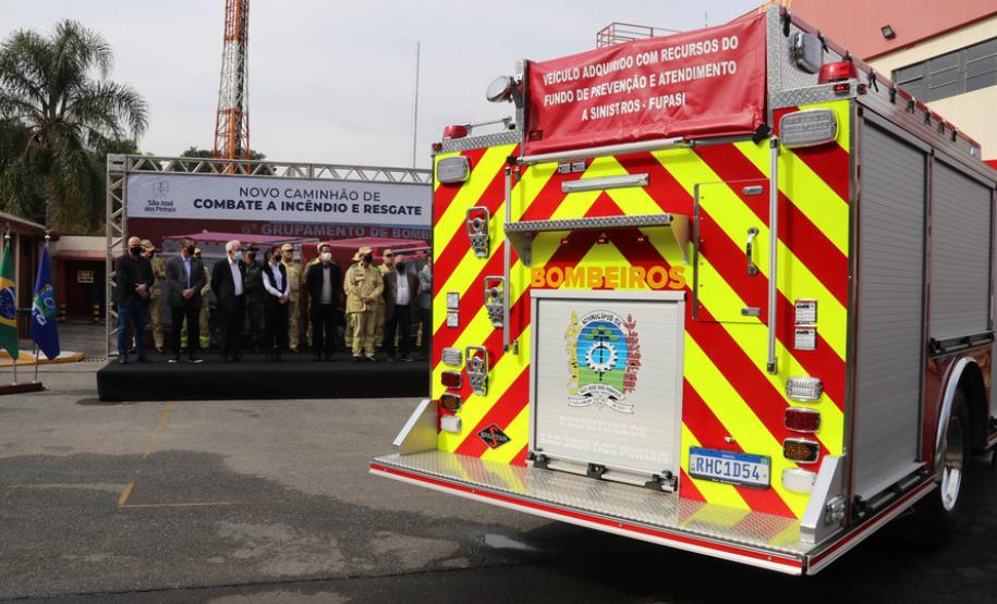 Caminhão de modelo americano é entregue ao Corpo de Bombeiros de São José dos Pinhais