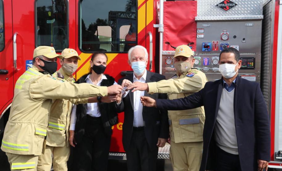 Caminhão de modelo americano é entregue ao Corpo de Bombeiros de São José dos Pinhais