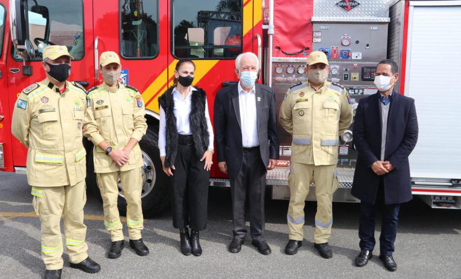 Caminhão de modelo americano é entregue ao Corpo de Bombeiros de São José dos Pinhais