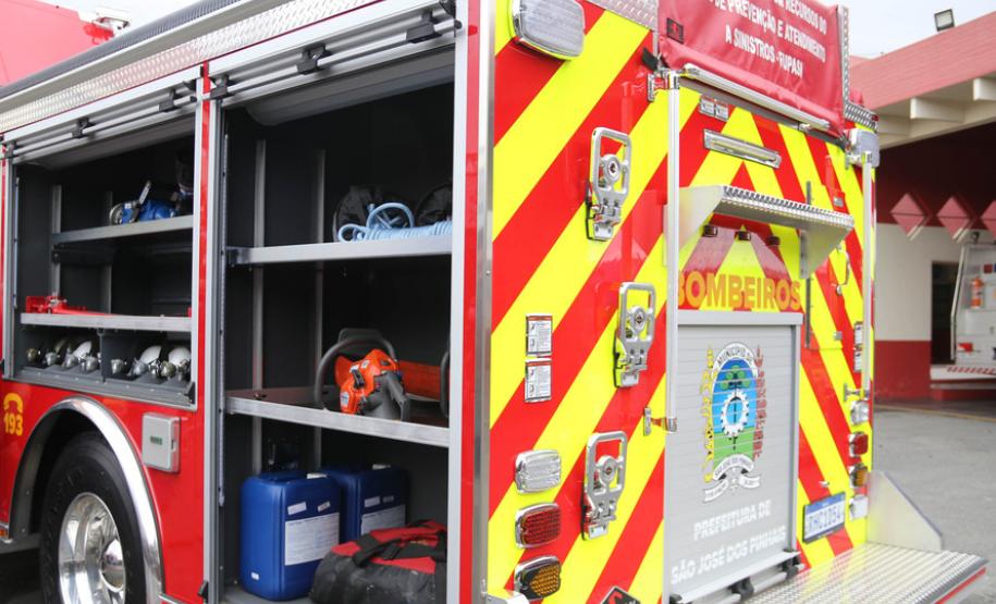 Caminhão de modelo americano é entregue ao Corpo de Bombeiros de São José dos Pinhais