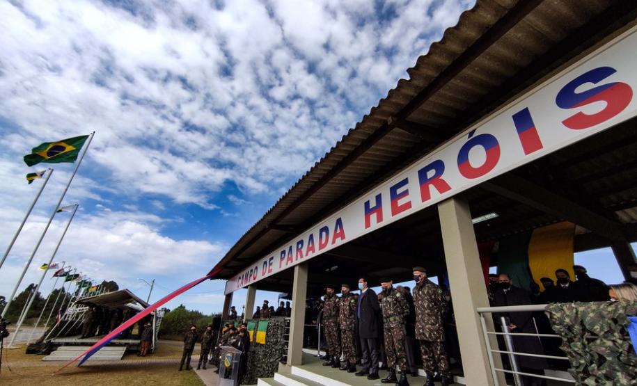 O governador Carlos Massa Ratinho Junior participou nesta quarta-feira (28), no Forte do Pinheirinho, em Curitiba, da cerimônia de troca de comando da 5ª Divisão do Exército (5ª DE). Depois de dois anos à frente da Divisão, que atende os estados do Paraná e de Santa Catarina, o general Carlos José Russo Assumpção Penteado passou o comando ao general Fábio Benvenutti Castro, que até então ocupava o posto de chefe do gabinete do comandante do Exército Brasileiro, em Brasília. Na cerimônia, Ratinho Junior des